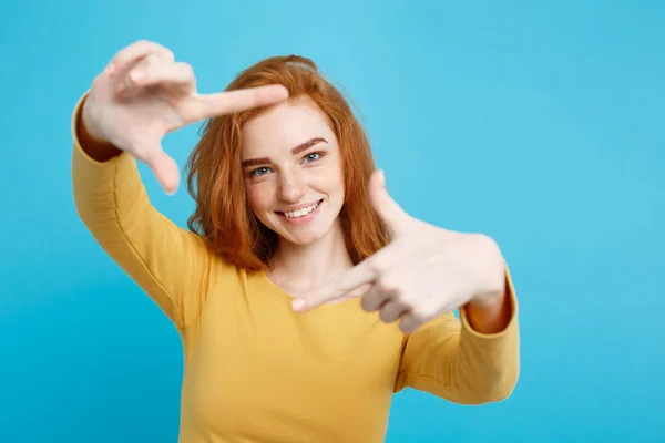 Πορτρέτο του όμορφη τζίντζερ κοπέλα με φακίδες cheerfuly χαμογελώντας κάνοντας μια φωτογραφική μηχανή πλαισίων με τα δάχτυλα. Απομονωμένα σε λευκό φόντο. Χώρο αντίγραφο. — Φωτογραφία Αρχείου
