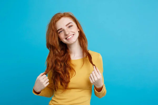 Conceito de estilo de vida - Close up Retrato jovem bonita atraente ruiva menina de cabelo vermelho brincando com seu cabelo com timidez. Fundo Pastel Azul. Espaço de cópia . — Fotografia de Stock