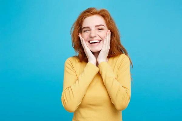 Concetto di stile di vita Ritratto di allegra ragazza capelli rossi zenzero felice con sorriso gioioso ed emozionante alla macchina fotografica. Isolato su sfondo blu pastello. Copia spazio . — Foto Stock