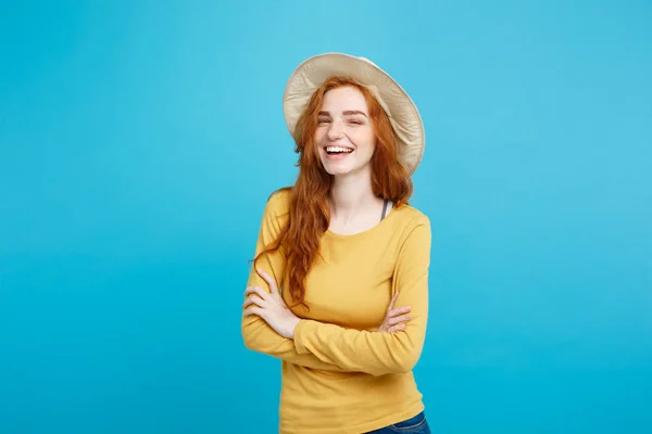 Concepto de viaje - Primer plano Retrato joven hermosa chica pelirroja atractiva con sombrero de moda y sonriente. Fondo Pastel Azul. Copiar espacio . — Foto de Stock