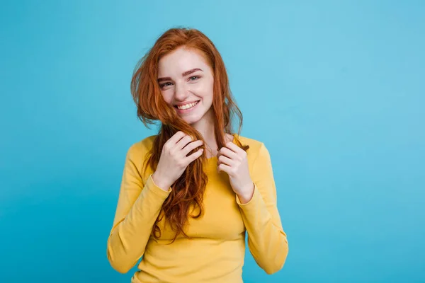 Retrato de jengibre feliz pelirroja chica con pecas sonriendo loo — Foto de Stock