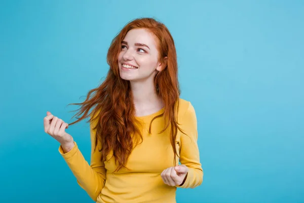 Retrato de jengibre feliz pelirroja chica con pecas sonriendo loo — Foto de Stock