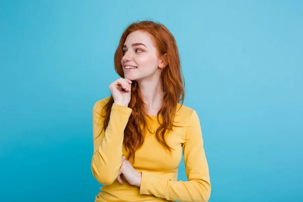 Retrato de jengibre feliz pelirroja chica con pecas sonriendo loo — Foto de Stock