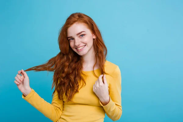 Retrato de jengibre feliz pelirroja chica con pecas sonriendo loo — Foto de Stock