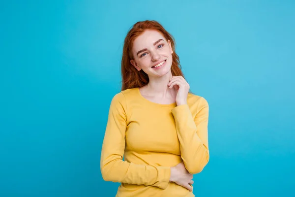 Ritratto di ragazza capelli rossi zenzero felice con lentiggini sorridente loo — Foto Stock