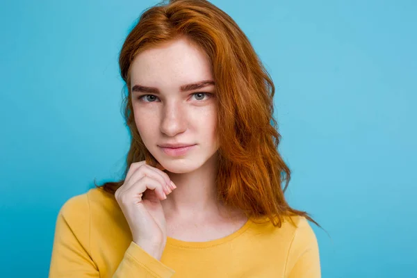 Headshot Портрет счастливой рыжей девушки с веснушками sm — стоковое фото