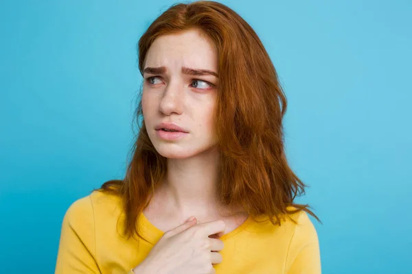 Headshot portret van het meisje gelukkig gember rood haar met sproeten sm — Stockfoto