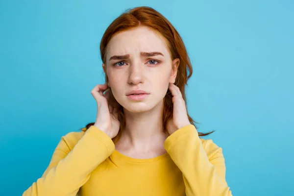 Headshot portret van tedere redhead tiener meisje met ernstige ex — Stockfoto