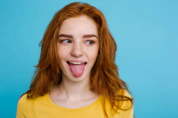 Retrato de pelirroja feliz chica de pelo rojo con la cara divertida — Foto de Stock