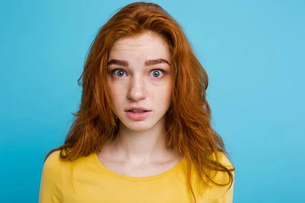 Headshot Retrato de ruiva feliz menina de cabelo vermelho com sardas sm — Fotografia de Stock