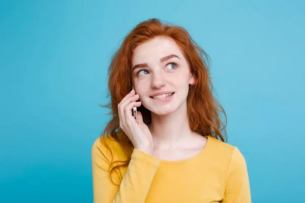 Concepto de estilo de vida y tecnología - Retrato de gi feliz alegre — Foto de Stock