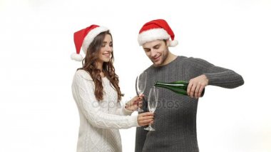 Ağır çekim genç çift zevk şampanya içmek için Noel eğlenceli birlikte duygu cazibe kutlamak.
