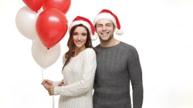 Ağır çekim beyaz adam kız arkadaşı bir öpücük vererek yanağını tutarak balon.