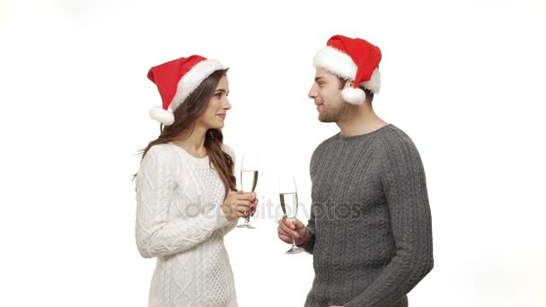 Νεαρό ζευγάρι αργή κίνηση Απολαύστε πίνοντας σαμπάνια γιορτάσουμε μαζί για Χριστούγεννα διασκέδαση συναίσθημα έλξης. — Αρχείο Βίντεο