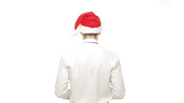 Ağır çekim genç beyaz adam vererek sürpriz Noel hediyesi için kamera.