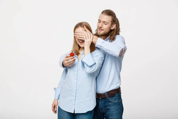 Podobizna muže pěkný vousy skrývá své manželky oči se jí nabídnout zásnubní prsten pro návrh manželství — Stock fotografie