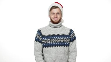 Ağır çekim genç beyaz adam vererek sürpriz Noel hediyesi için kamera.