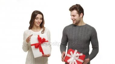 4 k genç çift gösterme ve Chrismas günde beyaz arka plan üzerinde hediye alışverişi.