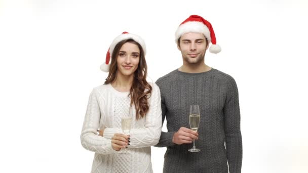 Pareja joven de cámara lenta disfruta bebiendo champán celebran por diversión navideña juntos sintiendo atracción . — Vídeo de stock