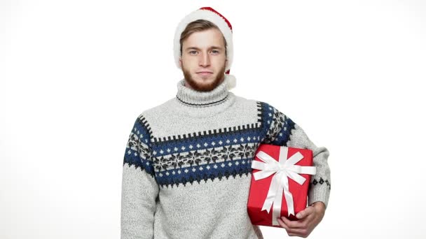 Hombre guapo joven de cámara lenta sosteniendo presente y sonriendo a la cámara en el día de Navidad . — Vídeos de Stock