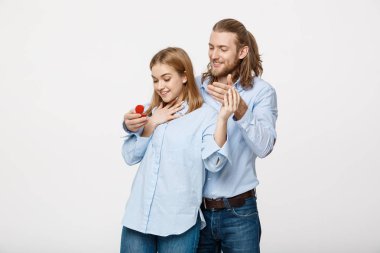 Teklif kavram - bir nişan yüzüğü elmas onun güzel kız arkadaşı için izole beyaz arka plan üzerinde gösterilen adam portresi.