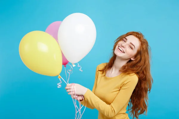 Celebrando Concepto - Primer plano Retrato feliz joven hermosa chica pelirroja atractiva sonriendo con globo de fiesta colorido. Fondo azul pastel . — Foto de Stock