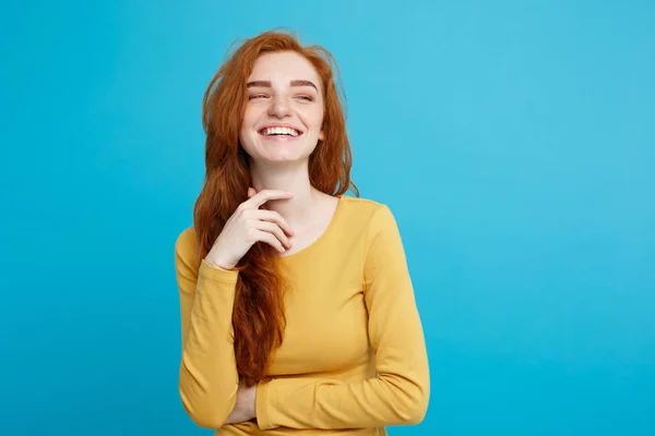 Lifestyle concept - Close up Ritratto giovane bella attraente rossa zenzero ragazza che gioca con i capelli con timidezza. Sfondo blu pastello. Copia spazio . — Foto Stock