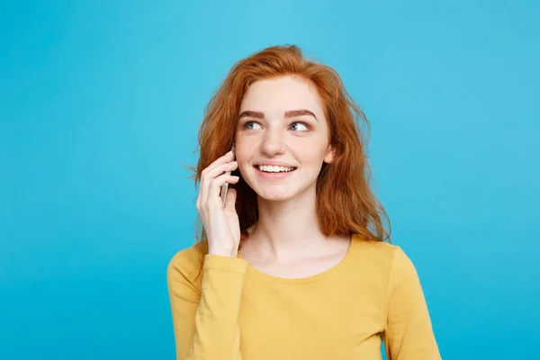 Stile di vita e tecnologia concetto Ritratto di allegra ragazza capelli rossi zenzero felice con gioioso ed emozionante parlare con l'amico dal telefono cellulare. Isolato su sfondo blu pastello. Copia spazio . — Foto Stock