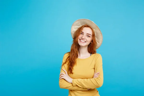 Concetto di viaggio - Close up Ritratto giovane bella bella ragazza capelli rossi zenzero con cappello alla moda e sorridente. Sfondo blu pastello. Copia spazio . — Foto Stock