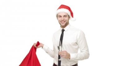 Şampanya ve şaşırtıcı gösteri kırmızı santa torba tutarak yavaş hareket genç yakışıklı işadamı.