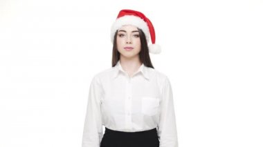 ağır çekim güzel beyaz işkadını beyaz üzerinde gülümseyen izole arka plan.