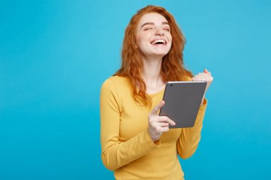 Portre genç güzel çekici Dişileştirilmiş kız dijital masada bir şey yeme içme ile gülümseyen mutlu kapatın. Mavi Pastel renkli. Kopya alanı.