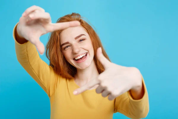 Primer plano Retrato joven hermosa chica pelirroja atractiva sonriendo haciendo símbolo de la cámara. Fondo azul pastel . — Foto de Stock