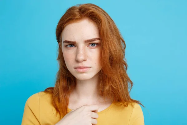 Bliska portret młody piękny redhair atrakcyjna dziewczyna, nerwowość, patrząc na kamery. Niebieskim tle Pastel. Miejsce. — Zdjęcie stockowe