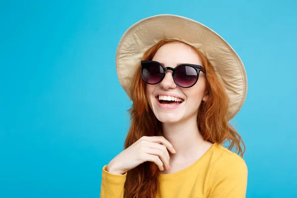 Travel concept - Close up Ritratto giovane bella ragazza dai capelli rossi attraente con cappello alla moda e occhiali da sole sorridente. Sfondo blu pastello. Copia spazio . — Foto Stock