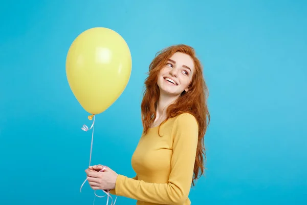 Celebrando Concepto - Primer plano Retrato feliz joven hermosa chica pelirroja atractiva sonriendo con globo de fiesta colorido. Fondo azul pastel . — Foto de Stock