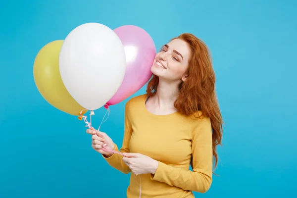 Celebrando Concepto - Primer plano Retrato feliz joven hermosa chica pelirroja atractiva sonriendo con globo de fiesta colorido. Fondo azul pastel . — Foto de Stock