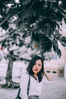 Genç Asyalı güzel iş kadını sokakta yürüyor. İşe koşun..