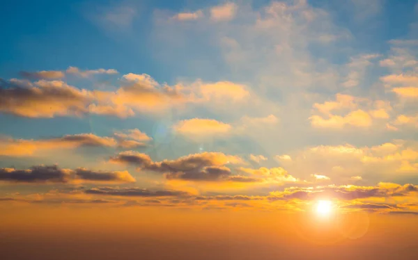 Morgen Sonne Licht scheinen mit blauem bewölkten Hintergrund. — Stockfoto