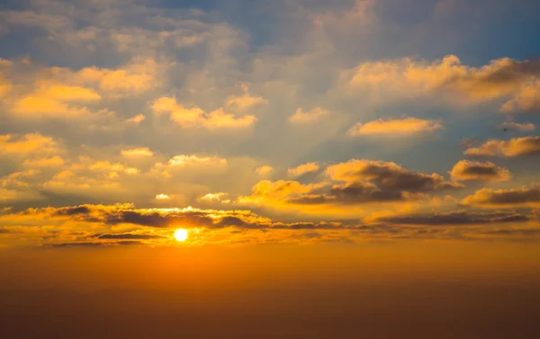 Morgen Sonne Licht scheinen mit blauem bewölkten Hintergrund. — Stockfoto