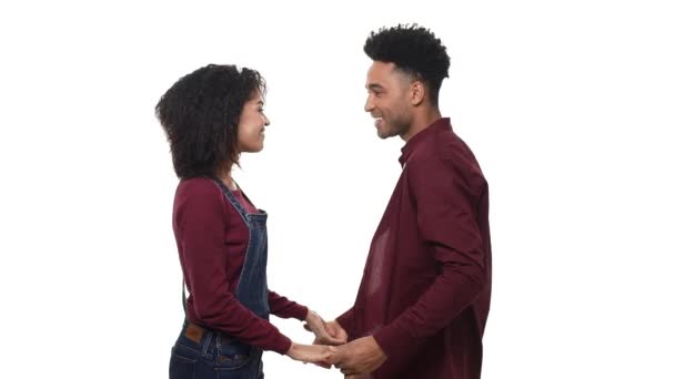 慢动作非洲裔美国人 attractivie 年轻夫妇喜欢跳舞白色演播室背景. — 图库视频影像