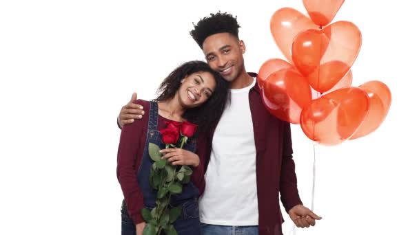 Медленное движение молодой афроамериканец удивить свою девушку с розовым и сердечным шаром на день рождения или годовщину . — стоковое видео