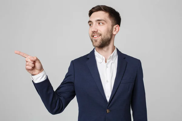 Businessconcept - portret knappe Business man zelfverzekerd glimlach met de vinger te wijzen. Witte achtergrond. — Stockfoto