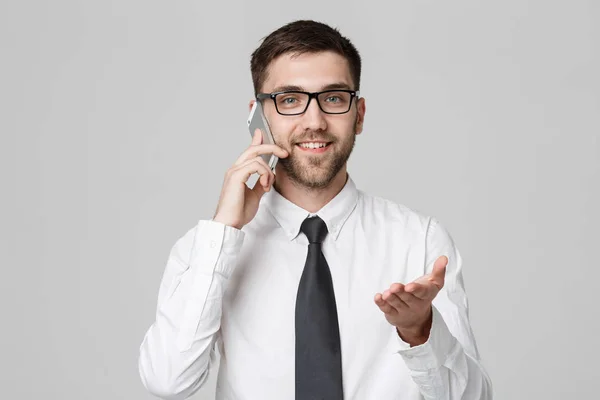 Geschäftskonzept - Porträt eines gut aussehenden Geschäftsmannes am Telefon mit einem selbstbewussten Lächeln. weißer hintergrund.Kopierraum. — Stockfoto