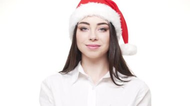 ağır çekim genç çekici işkadını gümüş konfeti kutlama Noel ve yeni yıl için üfleme.