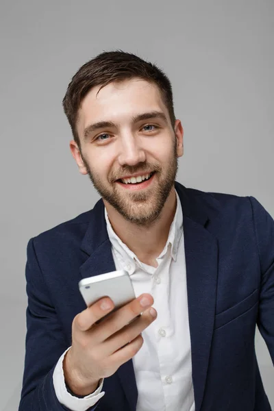 Geschäftskonzept - Porträt gutaussehender Geschäftsmann beim Telefonieren mit lächelndem selbstbewusstem Gesicht. weißer hintergrund.Kopierraum. — Stockfoto