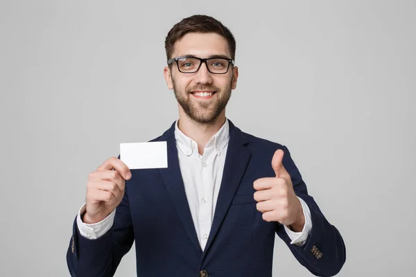 Concept d'affaires - Portrait bel homme d'affaires montrant la carte de nom avec le visage confiant souriant et fouetter vers le haut. Arrière-plan blanc.Espace de copie . — Photo