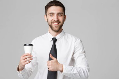 Bir fincan kahve ile resmi kıyafetli bir yakışıklı işadamı portresi.