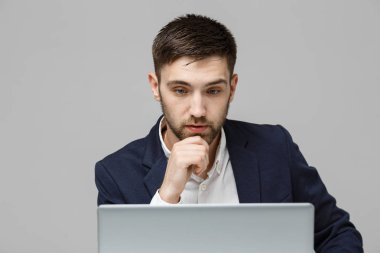 İş kavramı - portre yakışıklı stresli iş adamı laptop çalışma ofisi önünde arıyor takım elbise şoka girmiş. Beyaz arka plan.