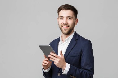 İş kavramı - portre yakışıklı iş emin yüz gülümseyen iskambil dijital tablet dostum. Beyaz arka plan. Kopya alanı.